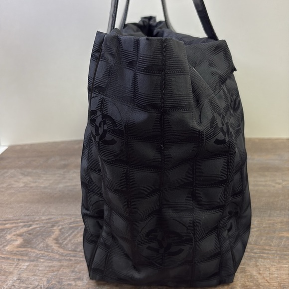 SOLD IN STORE CHANEL Travel Ligne Tote (2004-2005) - Picture 4 of 15